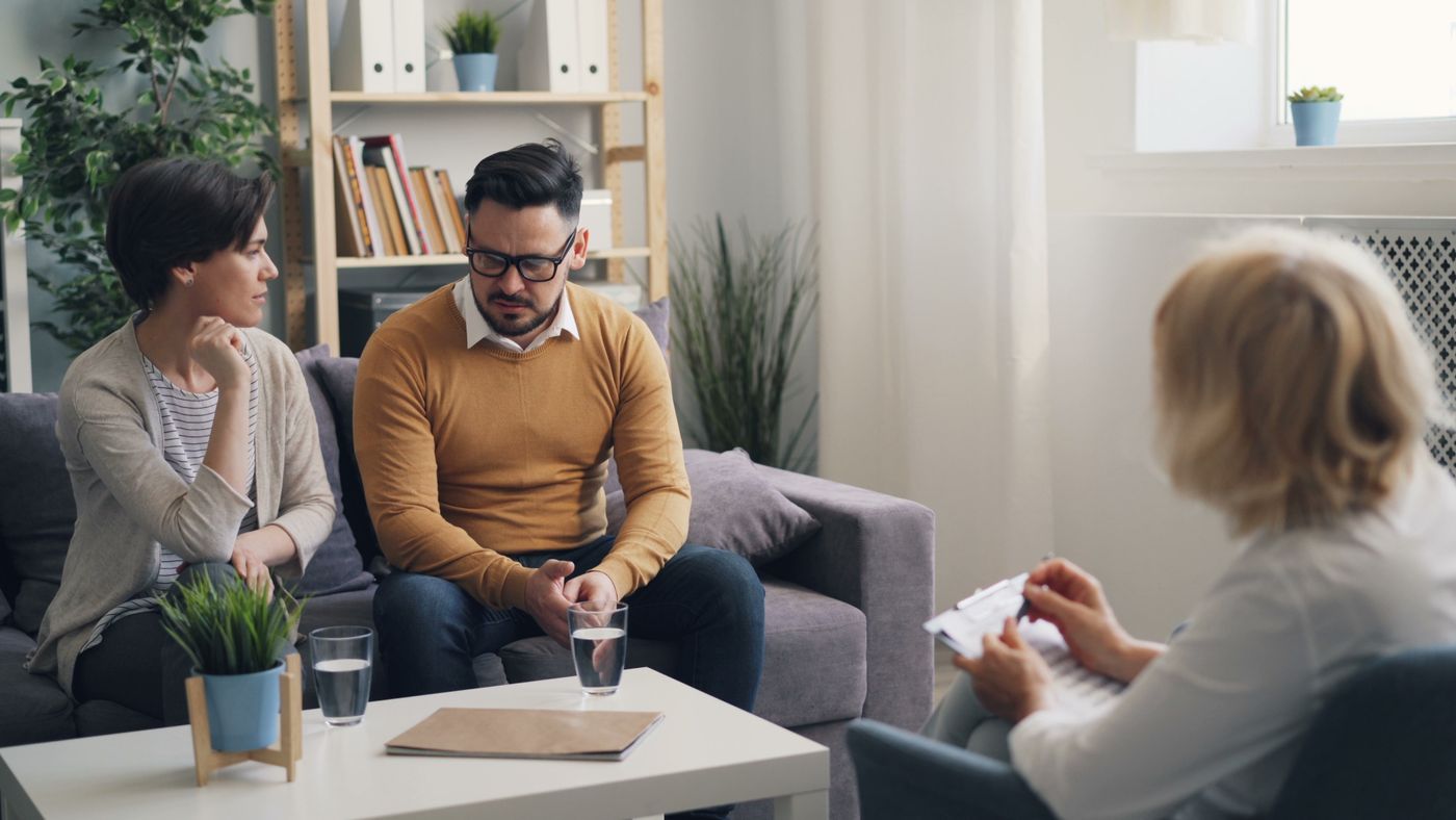Pareja en una conversación de apoyo