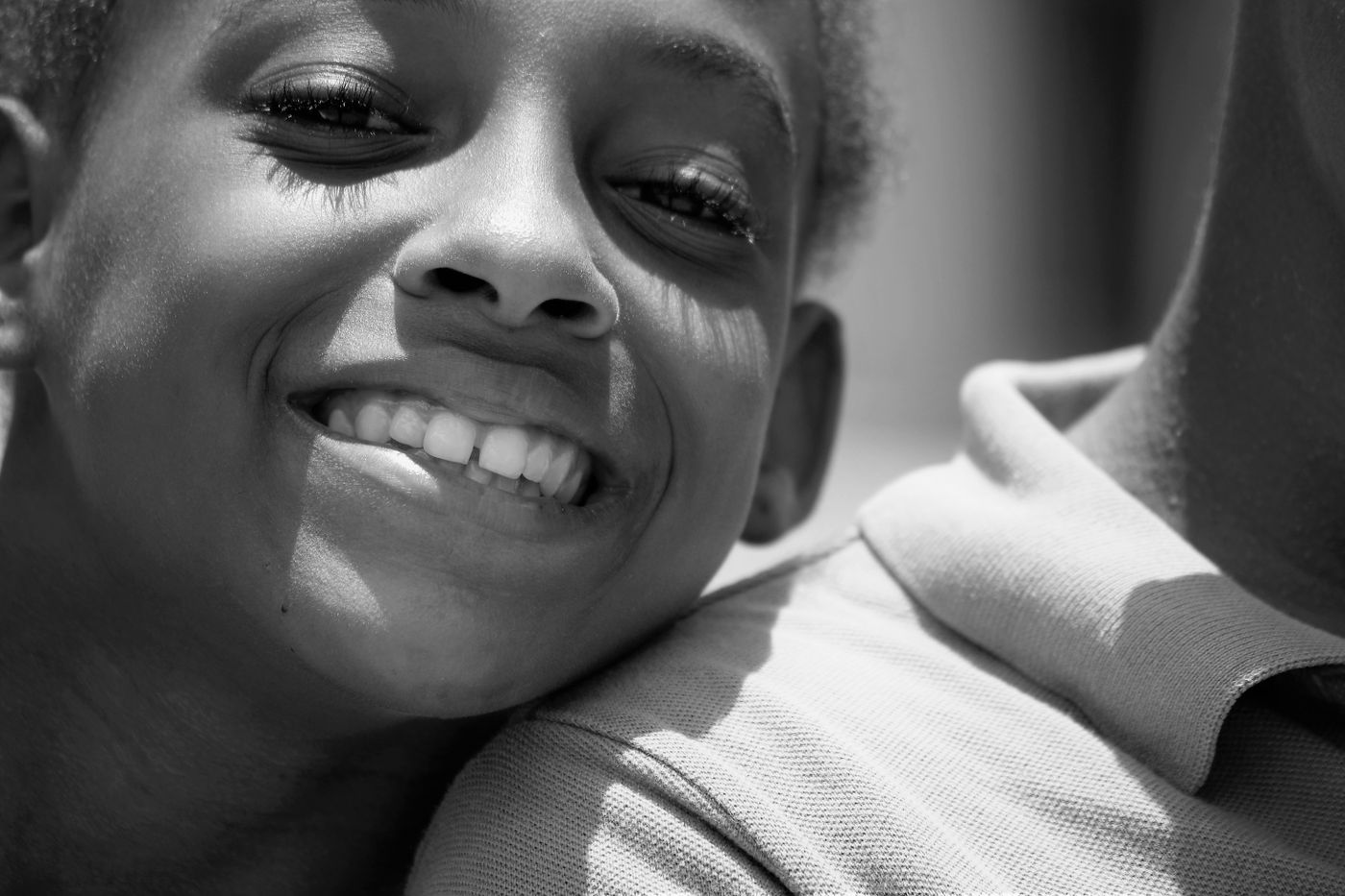 Niño dominicano sonriendo en su escuela