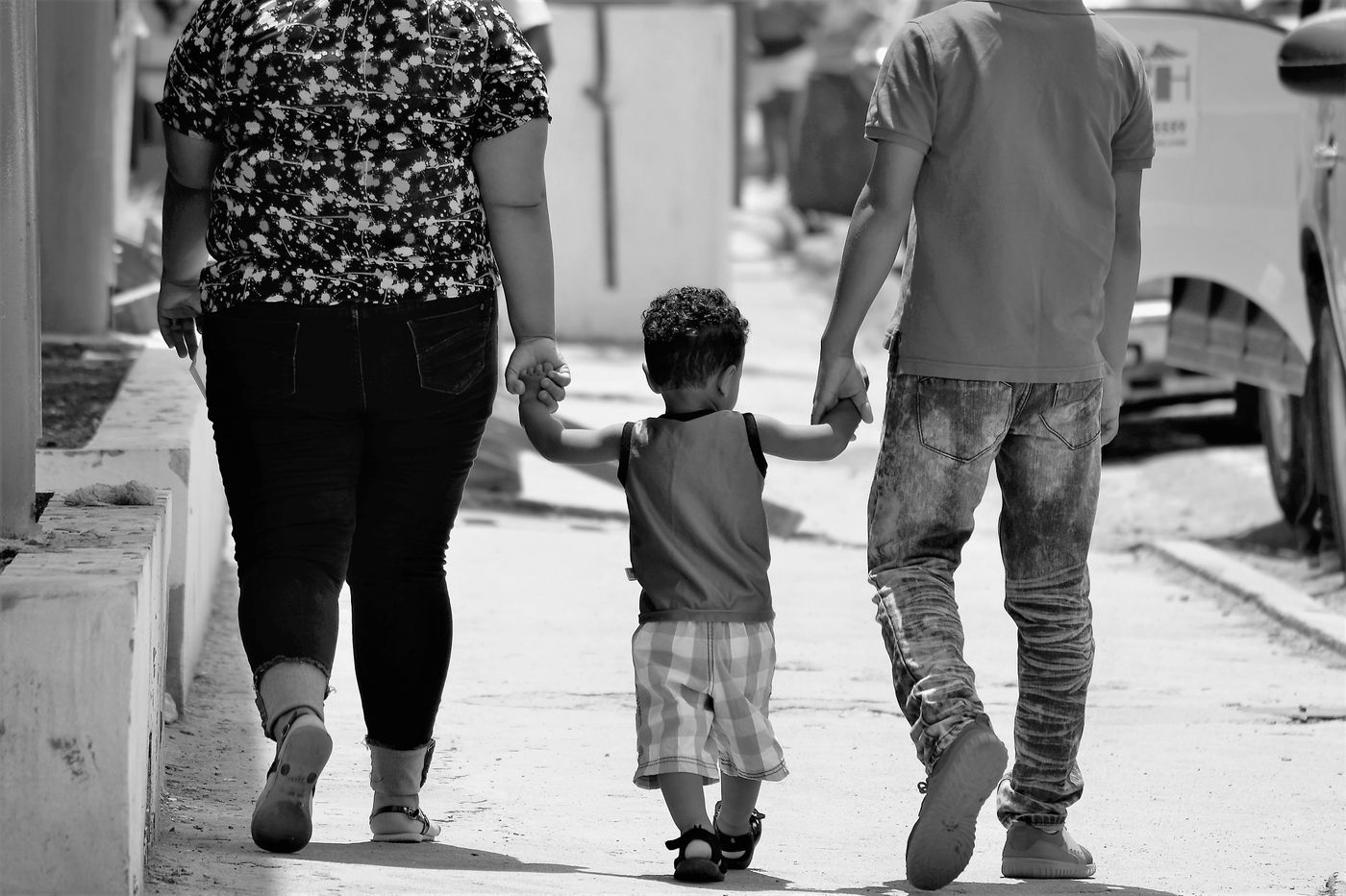 Familia dominicana caminando en Santiago
