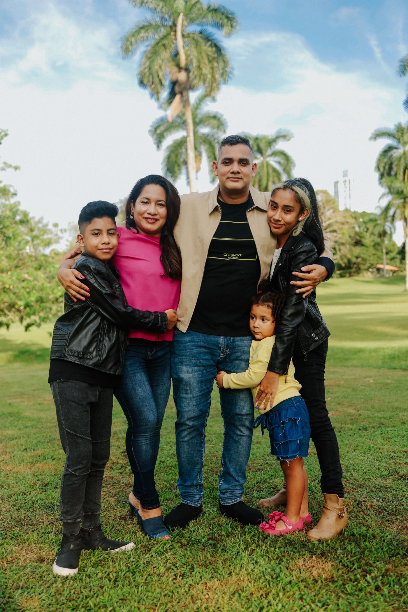 Familia abrazándose en un momento de consuelo