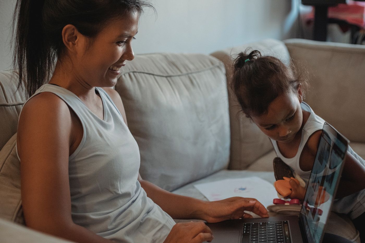 Madre e hija viendo un video juntas