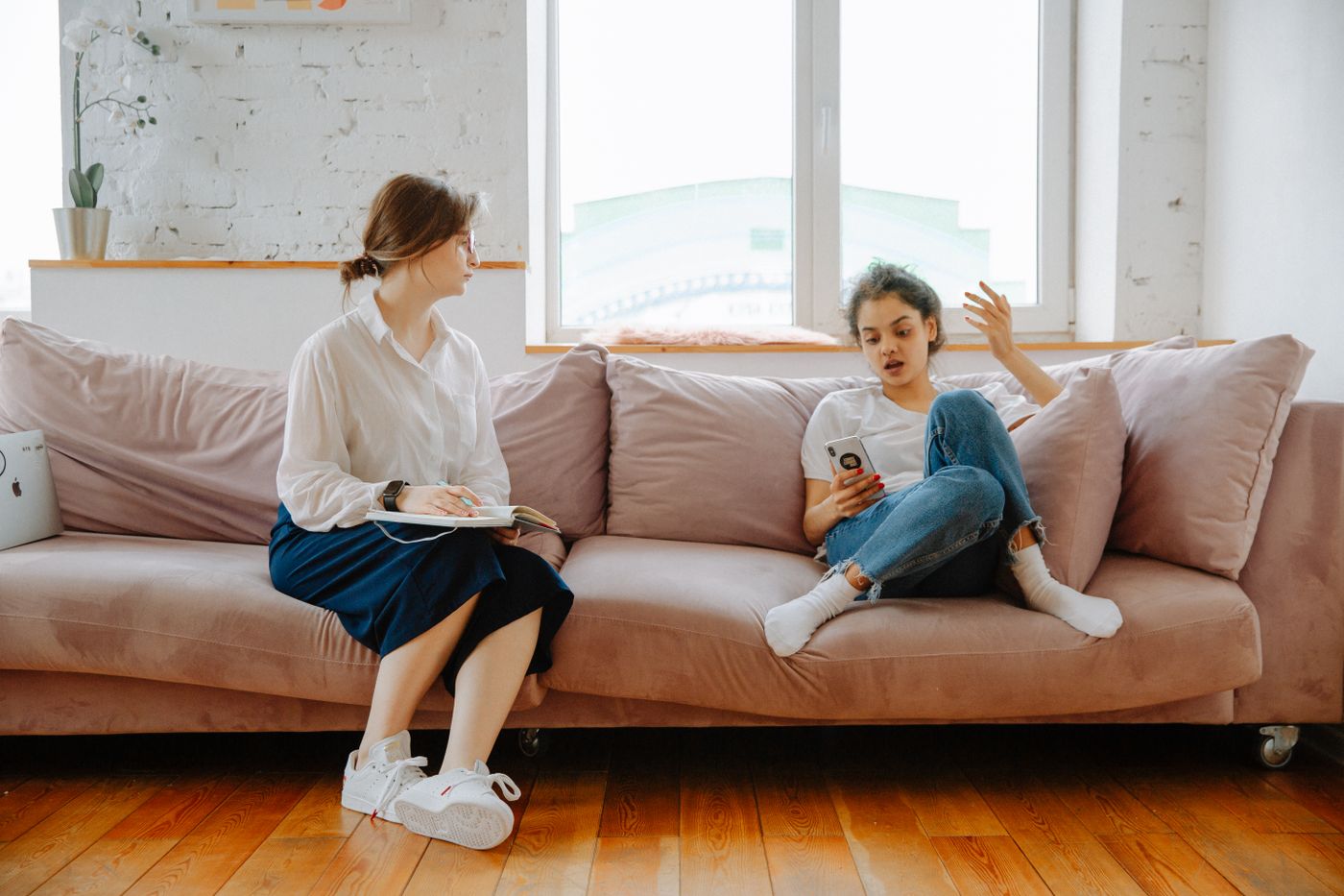 Adolescente en conversación de apoyo
