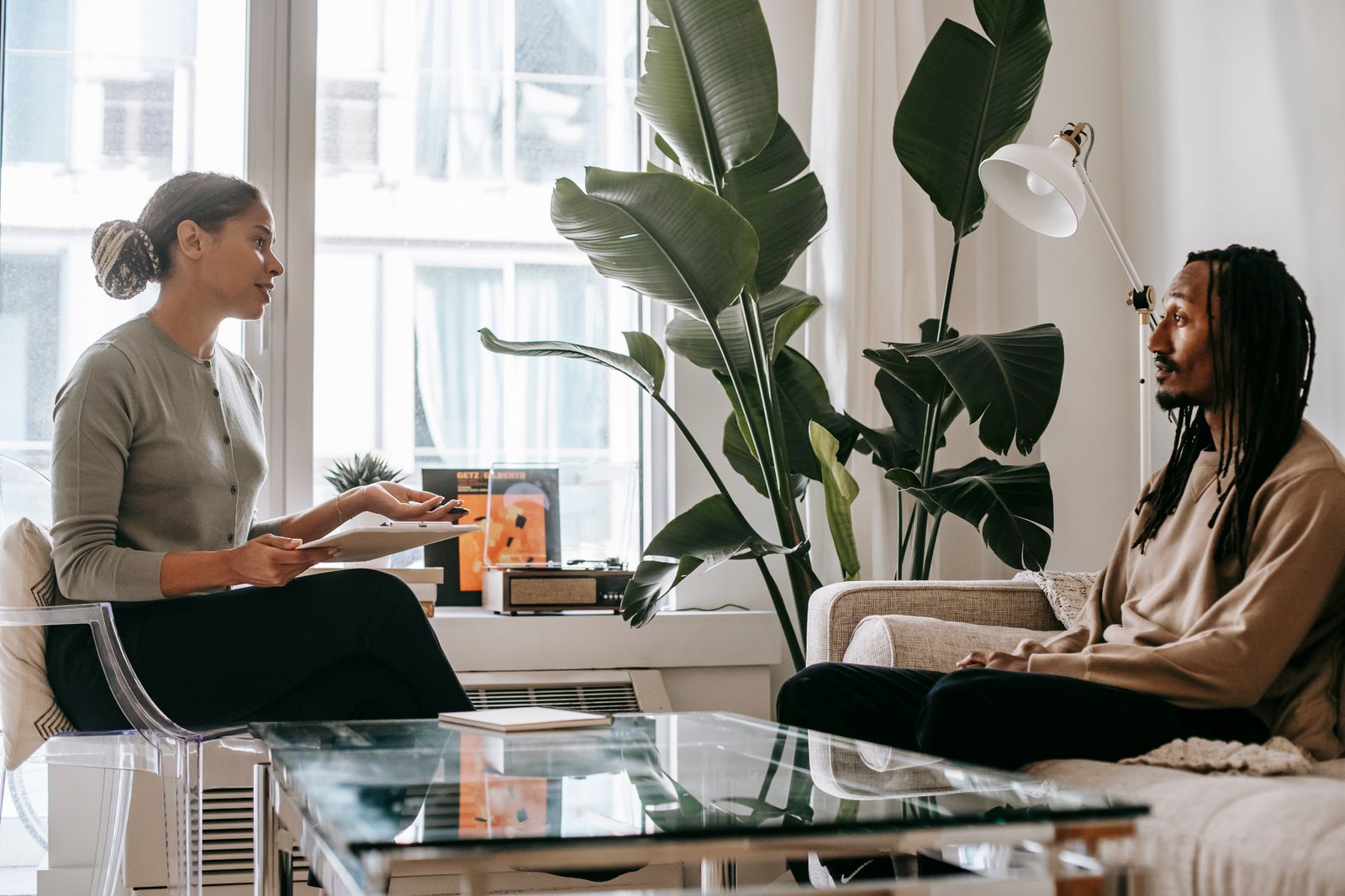 Dos mujeres conversando durante una consulta
