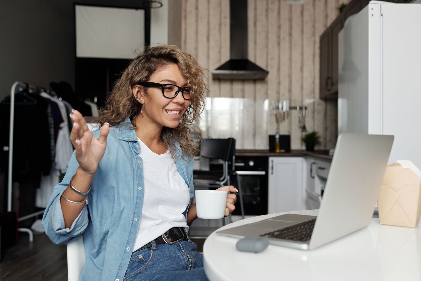 Mujer dominicana frente a su computadora