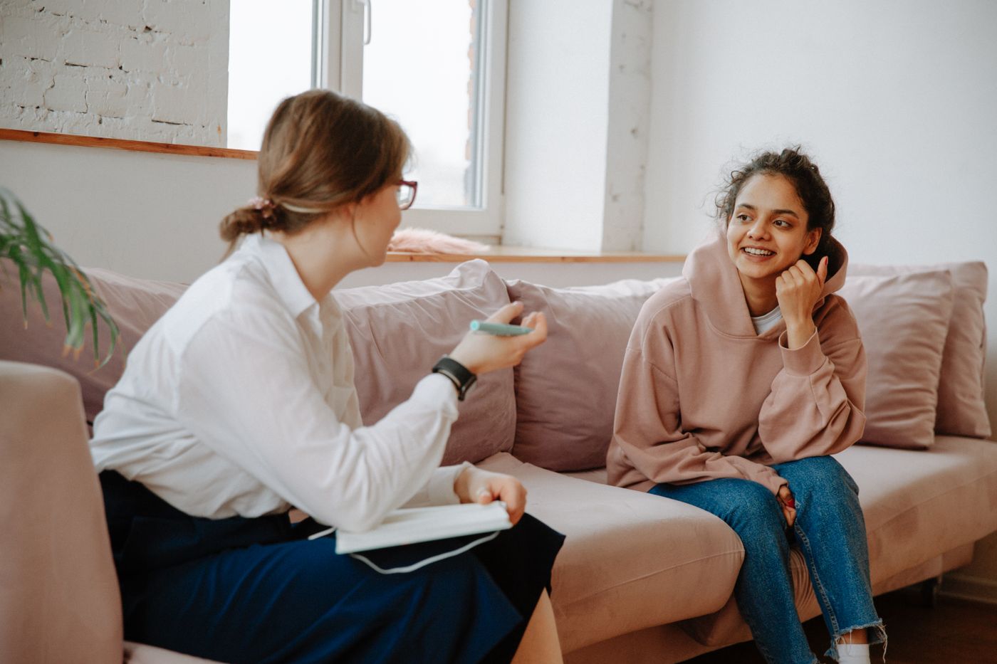 Profesional de salud mental conversando con calidez